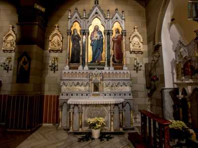 Di Prayer sono anche due trittici posti sugli altari laterali. Il primo vede al centro l�immagine del Sacro Cuore e ai lati Santa Margherita Maria Alacoque e San Giovanni Evangelista...